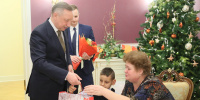 Беглов осуществил мечты троих детей, оставивших письма на «Елке желаний» в Кремле